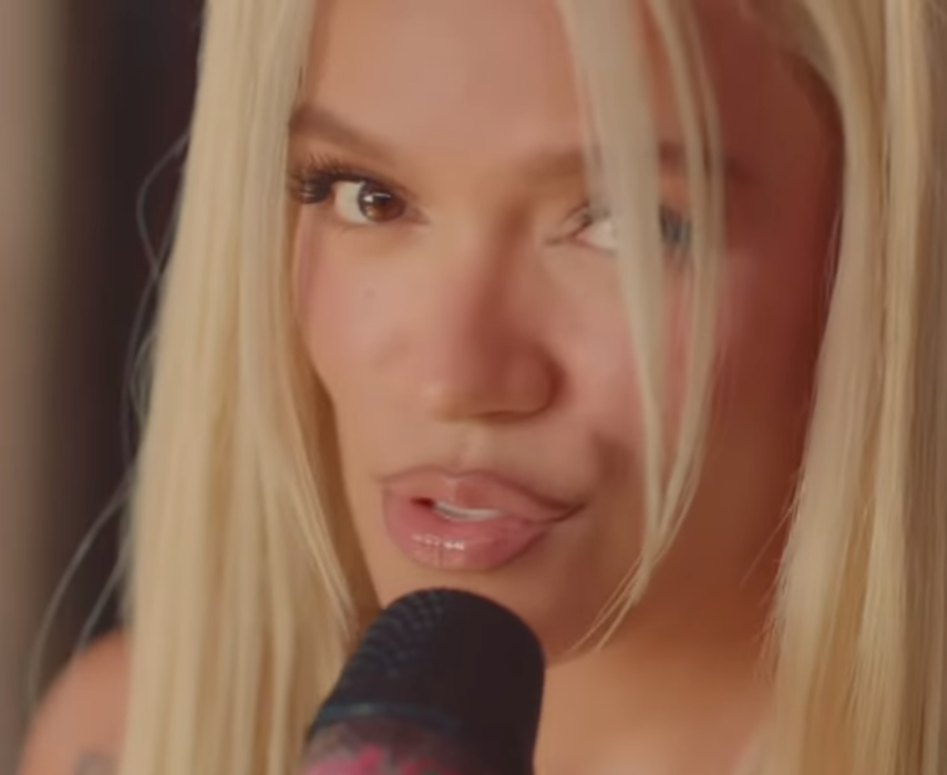 Karol G se cambia de género con su último tema