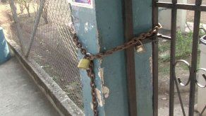 Encadenan entrada de plantel en Las Tablas para exigir nombramiento de docentes