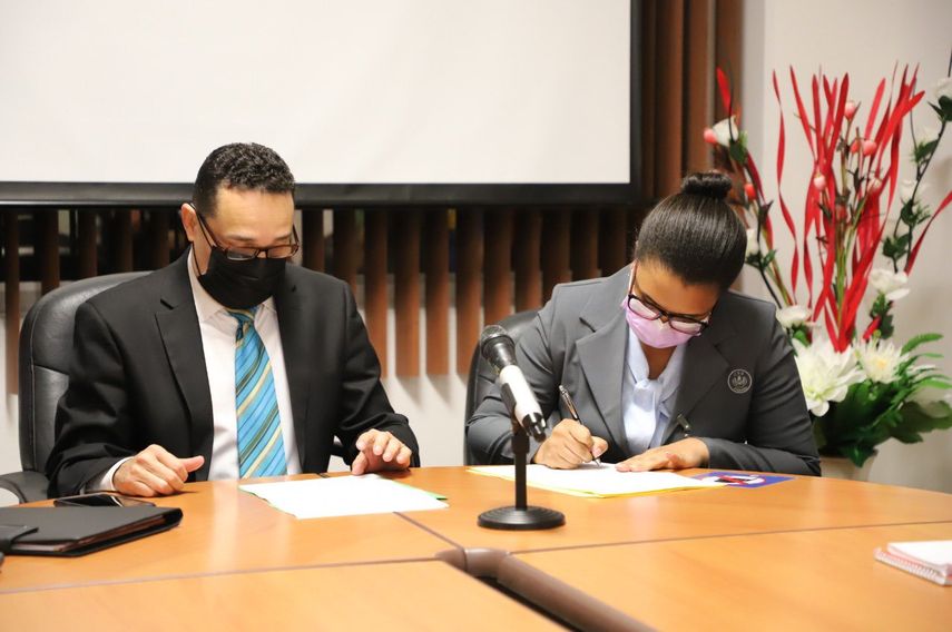 Firma de acuerdo entre funcionarios de compras de la CSS y administrativos de la entidad.