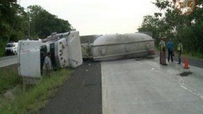 Camión se vuelca en vía de Puente Centenario