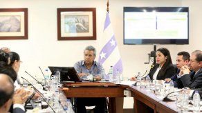 El presidente de Ecuador denuncia hallazgo de cámara oculta en su despacho