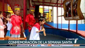 Estudiantes hacen una dramatización de los momentos que vivió Jesús camino al calvario