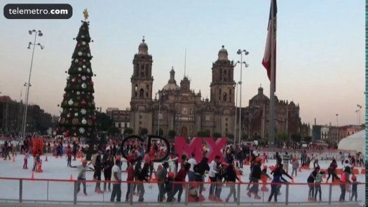 El Zócalo de Ciudad de México es en Navidad una gigante pista de hielo
