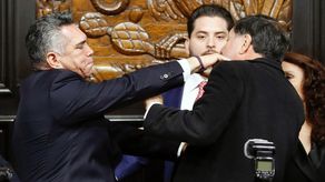 Senadores en México protagonizan pelea