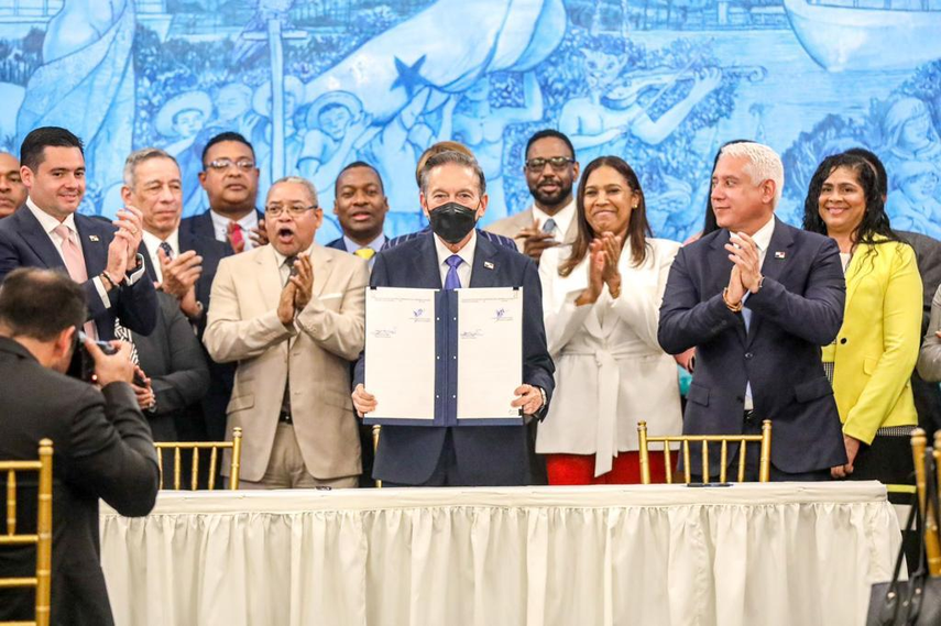 Firma del Plan de Desarrollo Integral de Colón y que crea la Corporación para el Desarrollo Integral de Colón. Firma del Plan de Desarrollo Integral de Colón y que crea la Corporación para el Desarrollo Integral de Colón. 