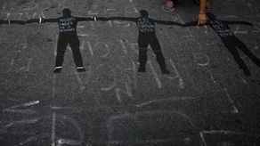 El conflicto bélico se produjo en las postrimerías de la última dictadura militar (1976-1983), durante la cual las fuerzas armadas implementaron un plan sistemático de represión por el cual miles de disidentes sufrieron torturas y desaparecieron.