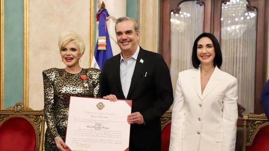 Charytín Goico recibe la Orden Heráldica de Cristóbal Colón en el Grado de Caballero.