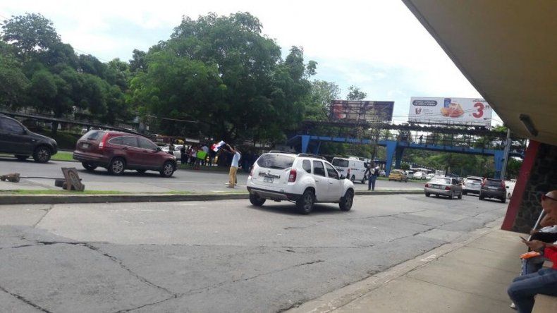Reabren vía Transístmica tras cierre por estudiantes de la UP