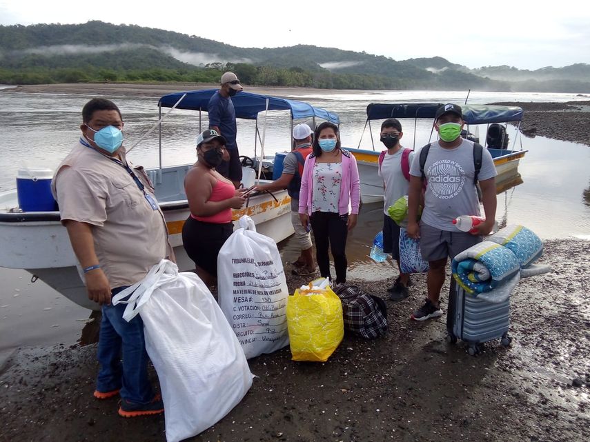 Personal del TE traslada material que será utilizado por el Partido Panameñista en las mesas de votación.