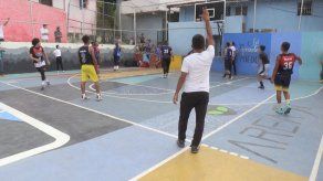Jóvenes tocados por la violencia se forman como árbitros de baloncesto en Venezuela
