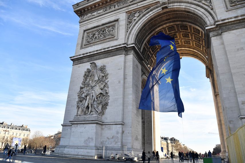 La retirada de la bandera francesa suscitó la ira de la derecha y extrema derecha