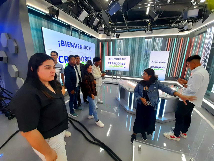 Finalistas de Creadores de Patria recorren instalaciones de Medcom Finalistas de Creadores de Patria recorren instalaciones de Medcom