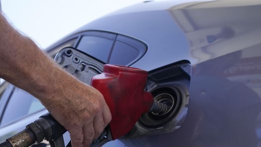 El martes, los conductores pagaban en promedio 4.37 dólares por galón de gasolina regular.