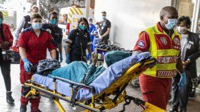 Rodwell Khomazana voló a Johannesburgo el sábado y fue recibido por el personal del hospital.