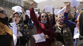 Un documento distribuido por las manifestantes pedía que se conceda a las mujeres afganas el pleno derecho a la educación, a contribuciones sociales y política.