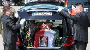 Exhuman restos del presidente polaco en el exilio