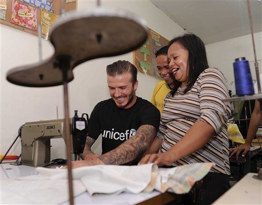 Beckham visita a niños abusados en Manila