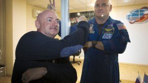 Astronautas gemelos bromean con la NASA