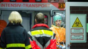 Médico ugandés con ébola llega a Alemania