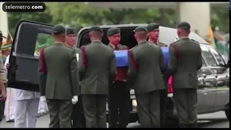 Pese a protestas, entierran a Marcos en cementerio nacional