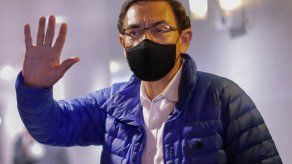 Vizcarra ha admitido que recibió dos dosis de la vacuna china contra covid-19 de Sinopharm antes de que ésta fuera aprobada en diciembre por las autoridades sanitarias, pero niega haberlo hecho de forma irregular.
