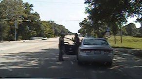 Texas: Video muestra enfrentamiento de mujer con policía