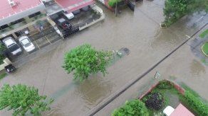 Reportan inundaciones en varias calles de la ciudad capital