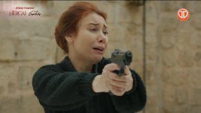 Dilsah apunta con un arma a Miran y Reyyan.