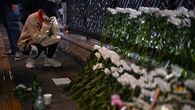 Un hombre reacciona junto a un monumento improvisado fuera de la estación de metro de Itaewon en el distrito de Itaewon en Seúl, el día después de una estampida de Halloween en el área. Un hombre reacciona junto a un monumento improvisado fuera de la estación de metro de Itaewon en el distrito de Itaewon en Seúl, el día después de una estampida de Halloween en el área.
