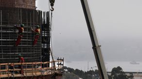 Foto de archivo de trabajadores en una planta de gas natural ubicada en Quintero, Chile.
