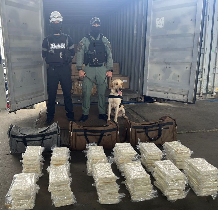 Policía Nacional incauta 59 paquetes de presunta droga en un puerto en Colón
