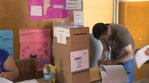 Comienza inédito balotaje en Argentina para votar por Macri o Scioli como presidente