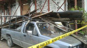 Dos vehículos afectados tras desplome de balcón de caserón en San Felipe