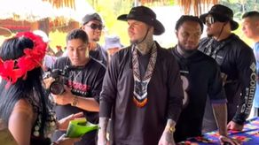 Farruko vive la cultura emberá y viste su atuendo tradicional en visita a Panamá.