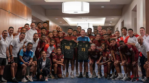 Aníbal Godoy y Thomas Christiansen, reconocidos como el jugador y el entrenador con más partidos en la historia de la Selección.