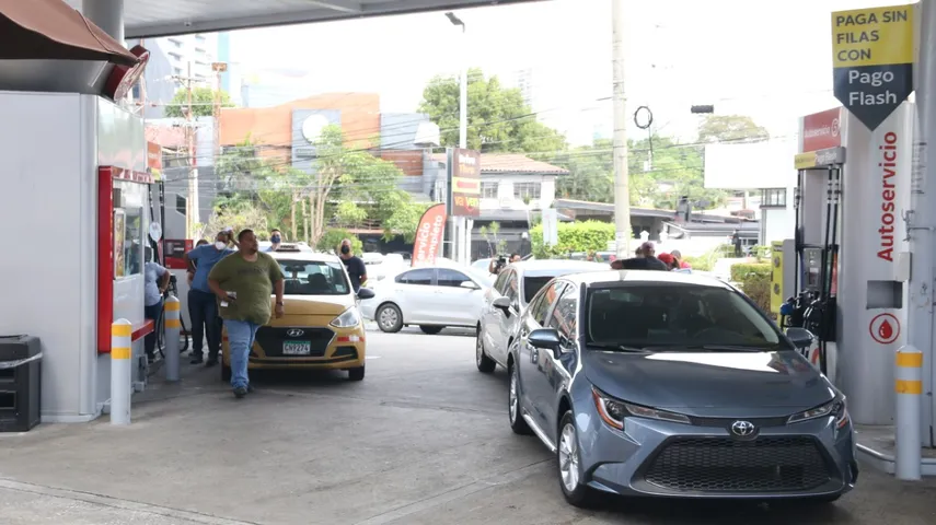 Conductores en estación de combustible utilizando el subsidio