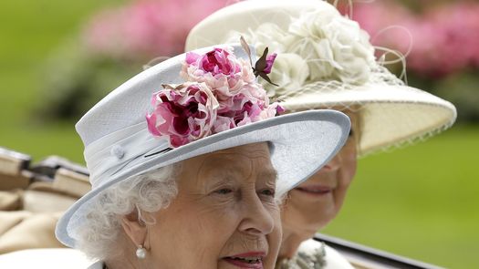 La reina recibió un regalo anticipado la semana pasada, cuando su nieto el príncipe Enrique y su esposa Meghan, los duques de Sussex, la visitaron por primera vez juntos desde que renunciaron a sus deberes reales y se mudaron a California en 2020.