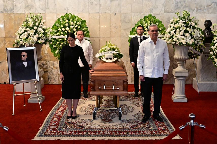 El presidente y la primera dama de República Dominicana hicieron la primera guardia de honor.