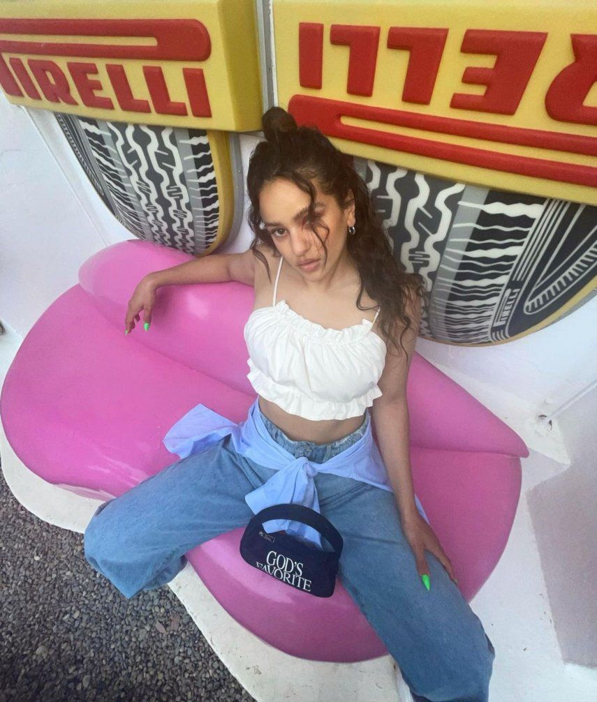 Rosalía escuchando Llueve de Lorna.