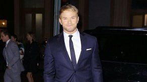 Kellan Lutz conduce un viejo coche de policía