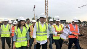 Varela felicita a bomberos y miembros de la FTC que controlaron incendio en Colón