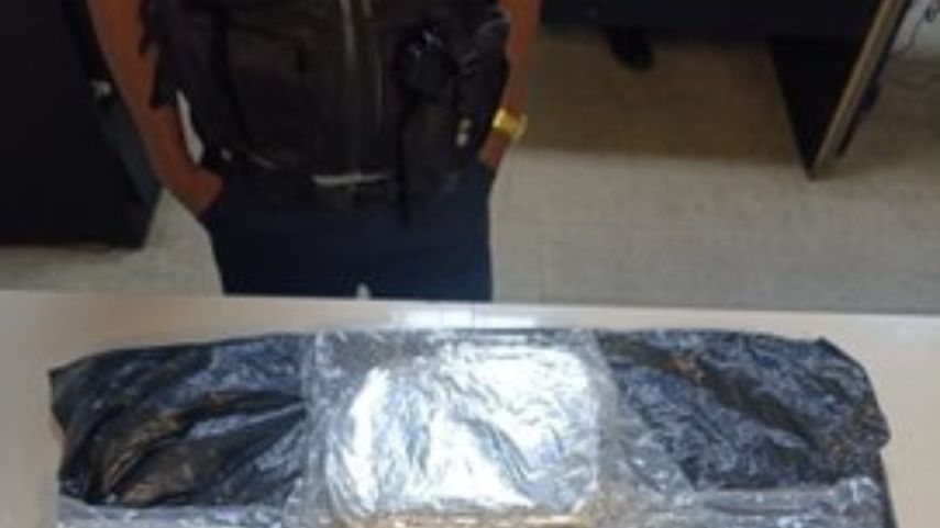 Aprehenden a dos personas con cuatro paquetes de presunta droga