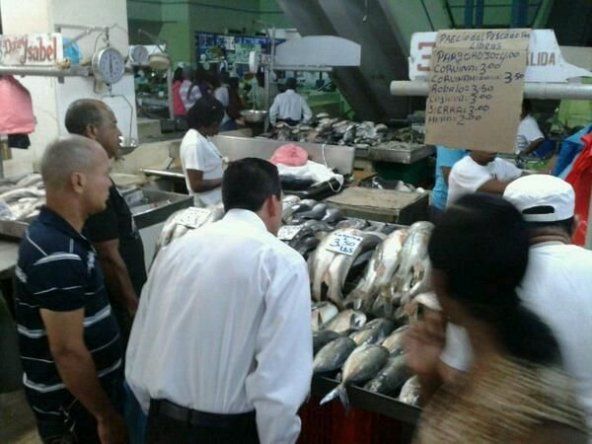 Panameños se dan cita en el Mercado de Mariscos para realizar sus compras