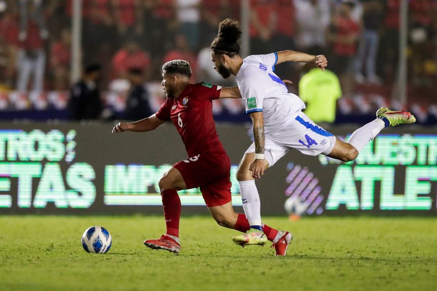AMDEP3490. CIUDAD DE PANAMÁ (PANAMÁ), 16/11/2021.- Cristian Martínez (i) de Panamá disputa el balón con Christian Sorto de El Salvador hoy, en un partido de las eliminatorias de la Concacaf para el Mundial de Catar 2022 entre Panamá y El Salvador en el estadio Rommel Fernández en Ciudad de Panamá (Panamá). EFE/Bienvenido Velasco 