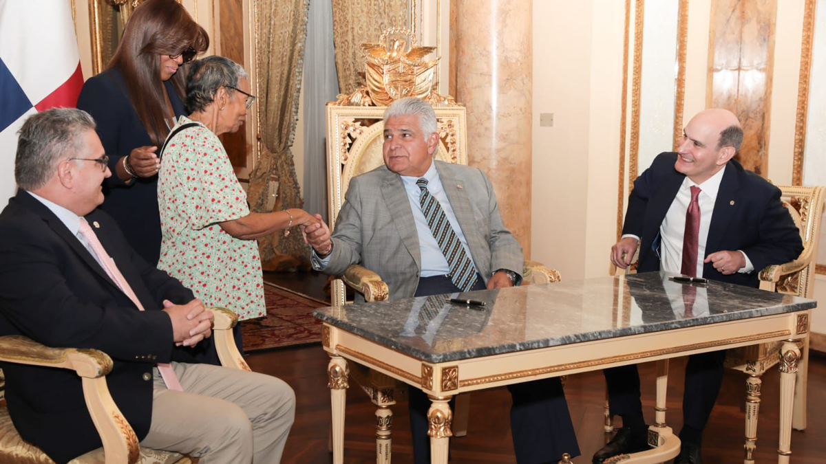 Aprobación de la ley del CEPANIM por el presidente José Raúl Mulino.