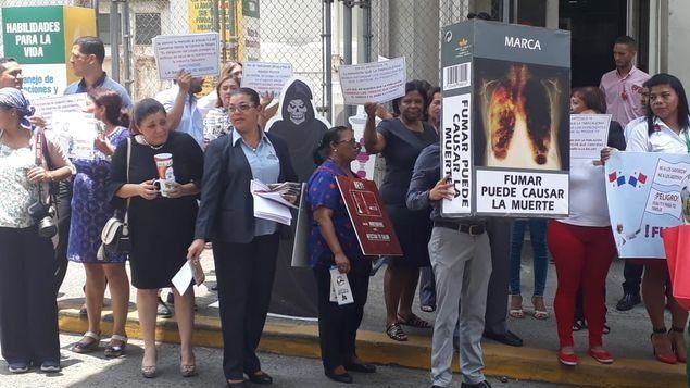 Funcionarios del Minsa protestan contra proyecto de “ley antitabaco”, exigen veto