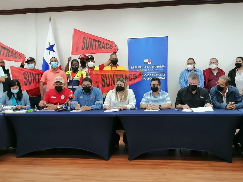 Firma del acuerdo entre Suntracs y Capac.