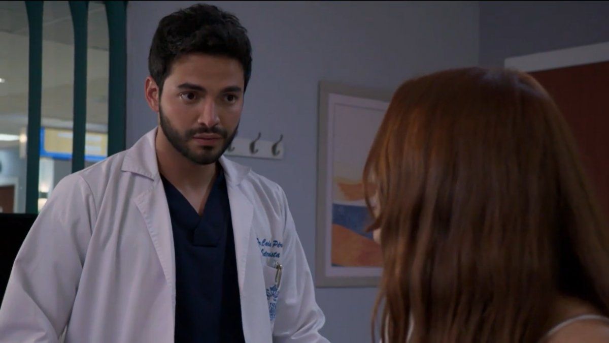 Carlos Pérez conversa con Helena.