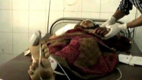 Una india mata a un leopardo con una hoz