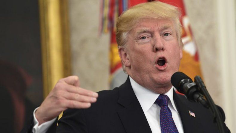 Trump renueva críticas a jugadores de NFL por arrodillarse